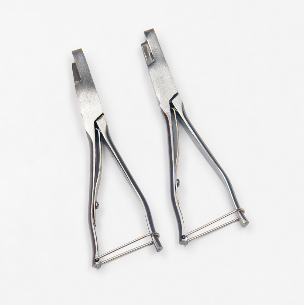 Ear tag plier